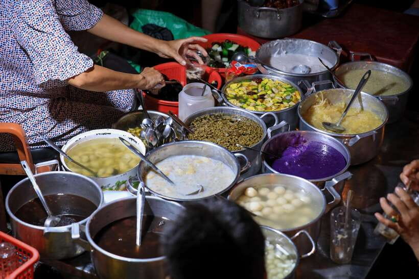 Hue: Guided Local Food Tour with Stories - Food stops around central Hue: what each segment is doing