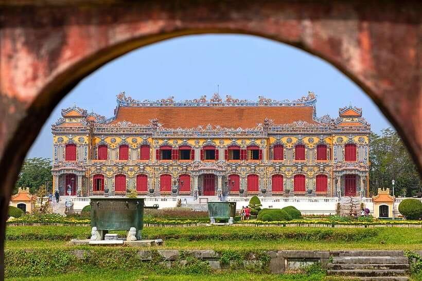 Hue: Hue Walking Tour to Imperial Citadel with Tour Guide - Ngo Mon and the flag tower: how ceremonies shaped the skyline