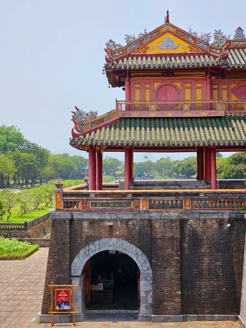 Hue: Imperial and Forbidden City Guided Tour - Cửa Chuông Đức and the Forbidden City transition