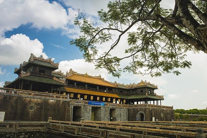 Hue Imperial City Daily Ingroup Tour via Hai Van Pass - Entering Hue Citadel: Noon Gate and Thai Hoa Palace