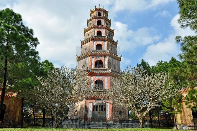 Hue Imperial City Daily Ingroup Tour via Hai Van Pass - Lunch in Hue: local Vietnamese food, not a box-check meal