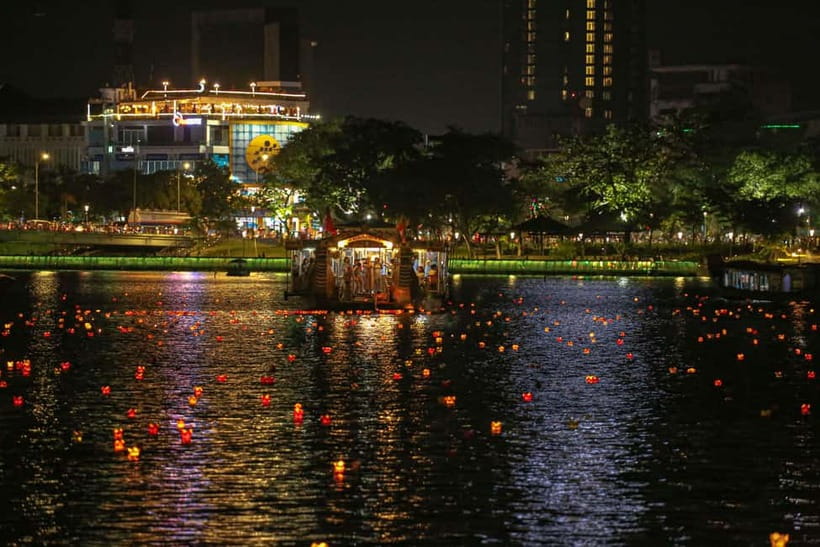 Hue: Perfume River Dinner Cruise with Traditional Show - Flower lantern release: the romantic moment, with a real tip