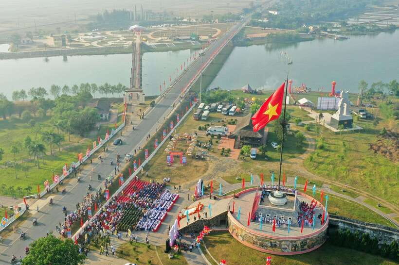 Hue : Private Day Trip to DMZ : Vinh Moc tunnel & Khe Sanh - The 17th Parallel Story at Hien Luong Bridge and Ben Hai River