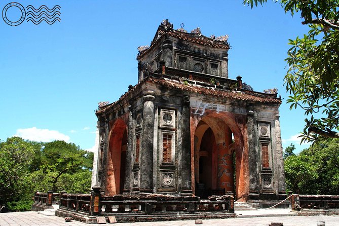 Hue Private Guided Tour: 5 Must-See Places - Stop 5: Khai Dinh Tomb and the look that breaks the pattern