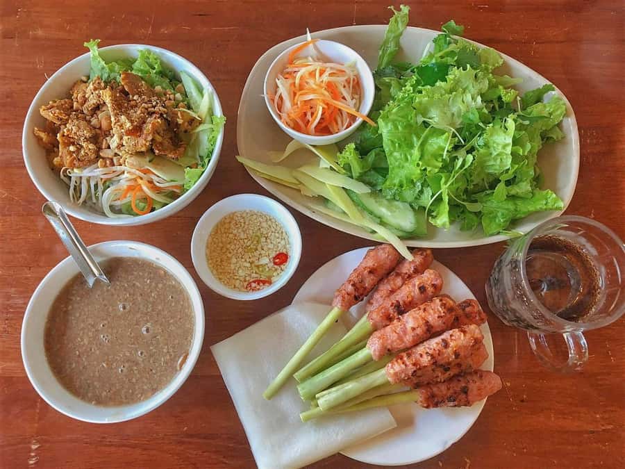 Hue Street Food Walking Tour with Local Dishes - Quán Cẩm’s Bún Bò Huế: Hue’s Spicy Beef Noodle Soup