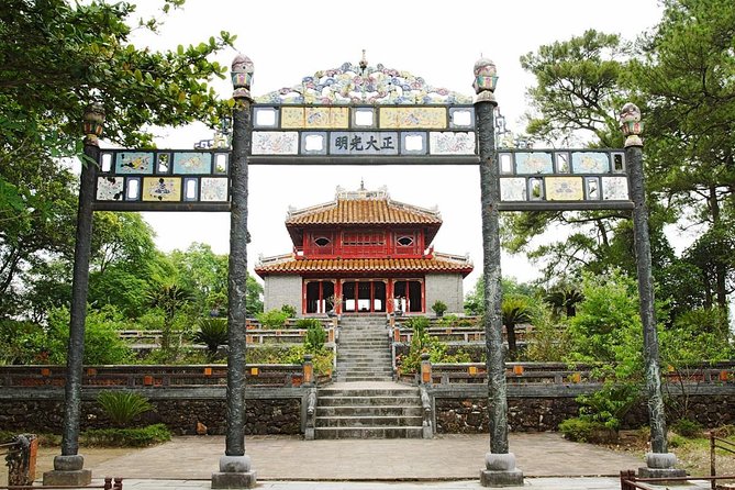 Hue’s Top Attractions by Car with Informative ES Driver - Price and logistics: when this is a smart buy