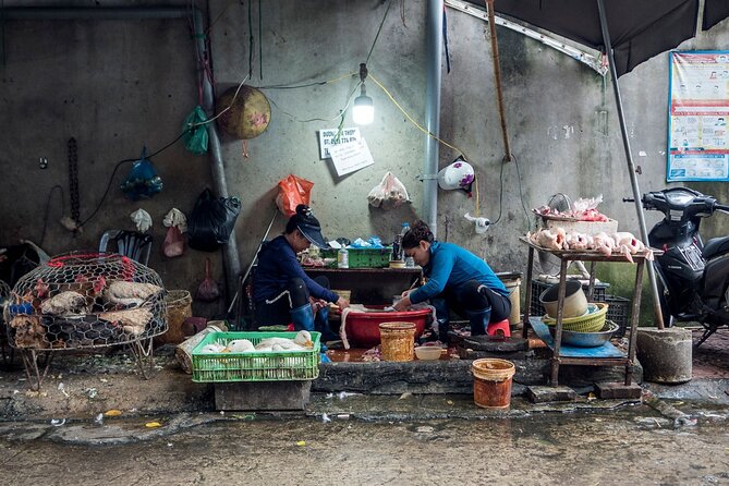 Into the Thieves Market Hanoi Photo Tour - People photography: how to approach without killing the moment