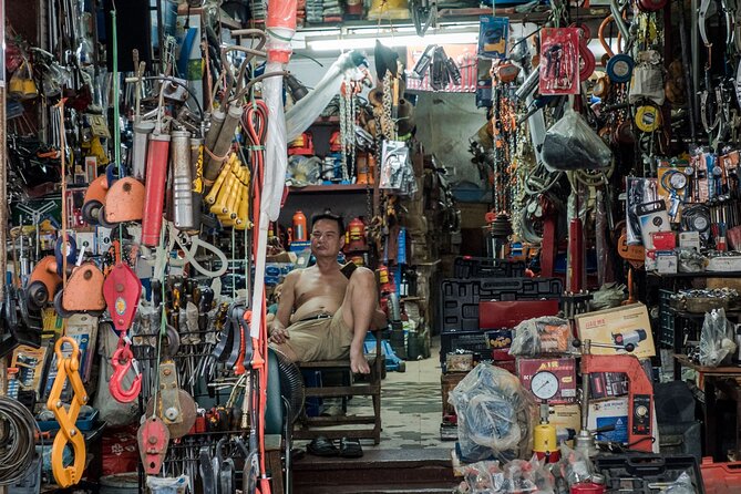 Into the Thieves Market Hanoi Photo Tour - Entering Hai Ba Trung’s alley maze: what you’ll actually photograph