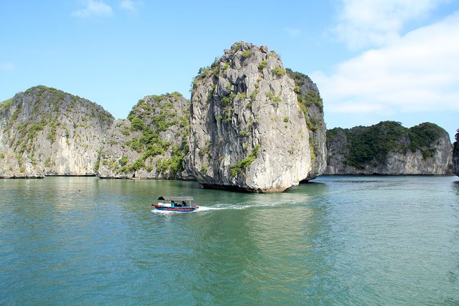 Lan Ha bay Boutique cruise 3D/2N: Kayaking - Swimming & Biking Viet Hai villages - Day 1: Lan Ha sailing, Vietnamese seafood lunch, and settling into the cruise rhythm