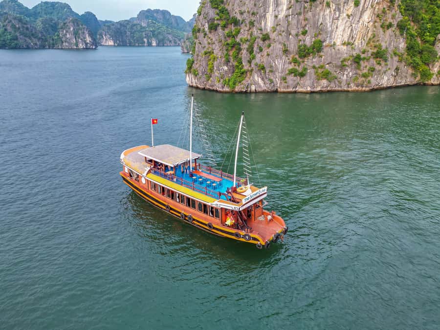 Lan Ha Bay - Kayaking 1 Day on cruise - On the cruise leg: Cai Beo fishing village and karst towers with odd shapes