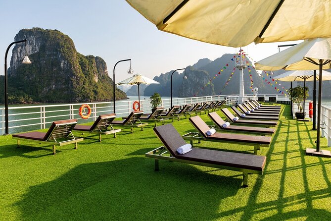 Lan Ha bay luxury cruise 2D/1N: Kayaking, jumping & swimming at pristine places - Overnight atmosphere: floating hotels views and deck time under the stars