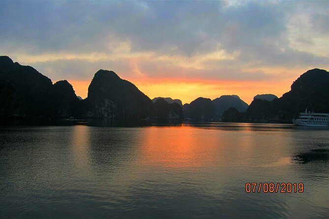 Lan Ha - Ha Long Bay - Dau Be island 2D/1N from Cat Ba in less touristy areas. - Overnight cabins on the junk boat: windows, private bathrooms, and sunrise deck time
