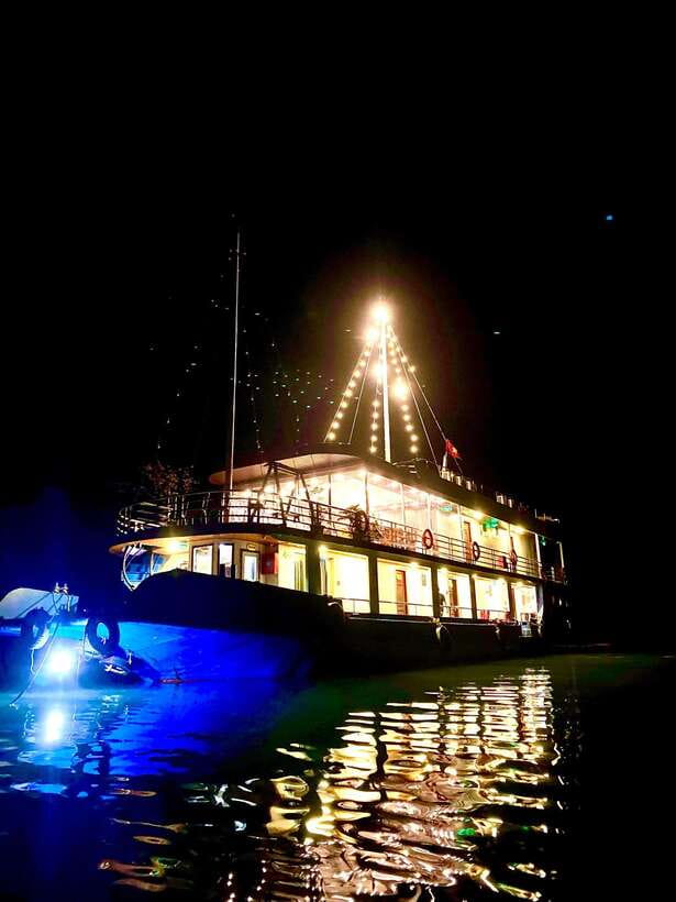 LanHa Bay : Kayaking at night see bioluminescent plankton - Dinner at the floating fish farm: fueling up for night kayaking
