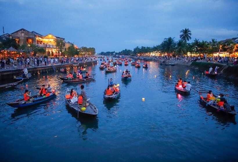Lantern Release and Night River Boat Experience in Hoi An - The wooden boat cruise: how the 15 minutes really feel