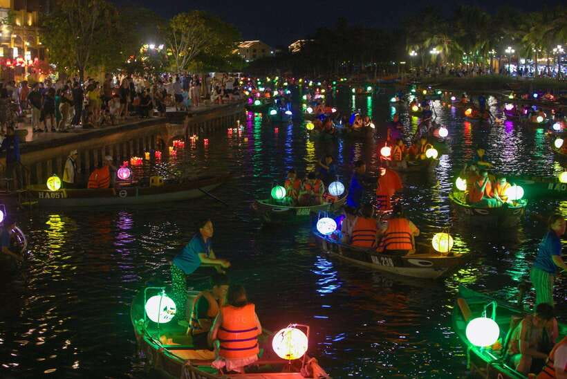 Lantern Release and Night River Boat Experience in Hoi An - What you’ll see from the riverbanks (and how to take better photos)