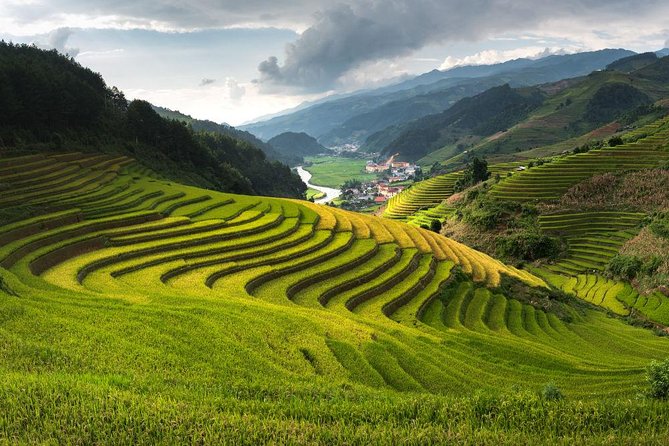LUXURY SAPA TOUR 2D1N -Stay At 5 Star Hotel-Transfer by sleep bus - Day Two’s Y Linh Ho walk: black Hmong life through mountain trails