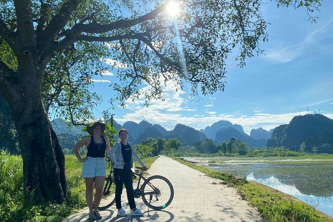 Luxury Small Group Tour in Tam Coc, Mua Cave, Bich Dong Pagoda - Lunch by the Ngo Dong River: a real break, not just a snack