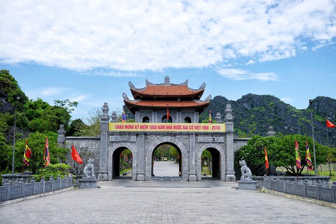 Motorbike Tour around Ninh Binh - Thai Vi Temple: short visit, heavy background