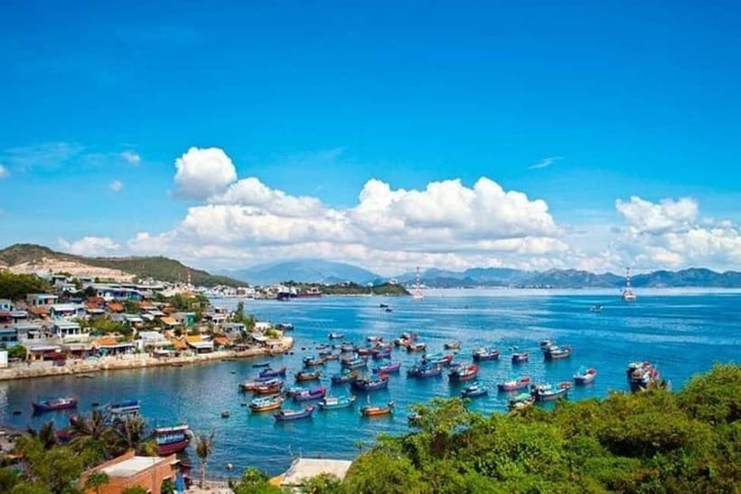 Nha Trang: 3 Islands Tour with Mud or Beach Fun - The floating fishing village: a calm break from beach mode