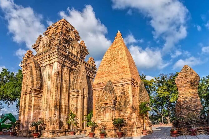 Nha Trang Premium City Tour with Traditional Lunch - Stop 4: Long Son Pagoda’s Taoist architecture and the White Buddha