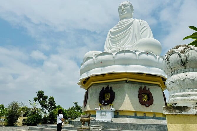 Nha Trang Premium City Tour with Traditional Lunch - Stop 1: Bai Tắm Hon Chồng and the giant’s granite puzzle