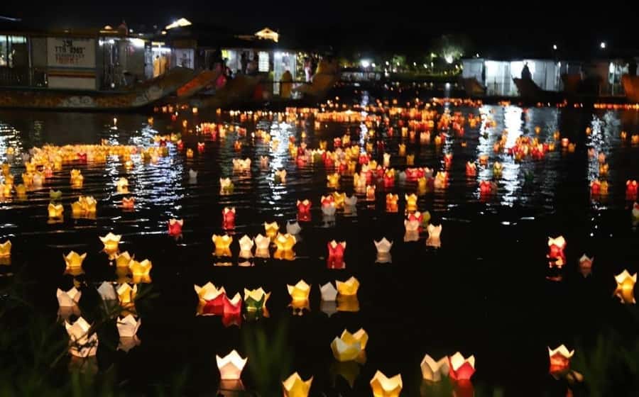 Night Boat Trip and Floating Lantern on Hoai River Hoi An - A $8 lantern ritual on the Thu Bon River