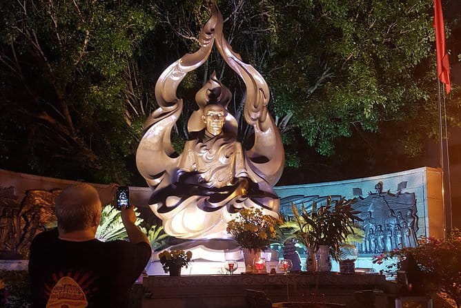 Night Food Tour in Saigon By Scooter - The 12 dishes and drinks plan: how to eat without feeling stuffed