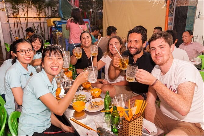 Night Food Tour in Saigon By Scooter - Stop 1: Nguyen Thien Thuat Apartment Buildings and street-level local life