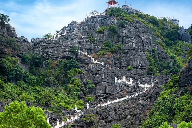 Ninh Binh Daily Tour: Hoa Lu -Mua Cave -Tam Coc- Bike-Swimming with Sunset Party - Tam Coc sampan boat ride: calm water after a busy morning