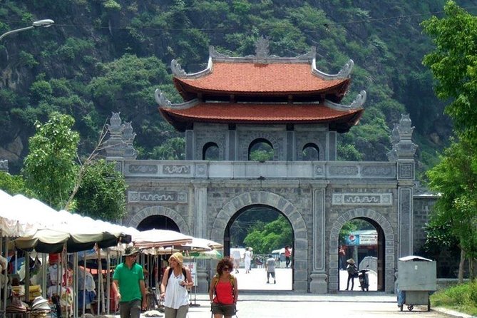 Ninh Binh Full Day Tour from Hanoi : Hoa Lu Tam Coc Mua Cave - Crowds, souvenir stops, and the tip question