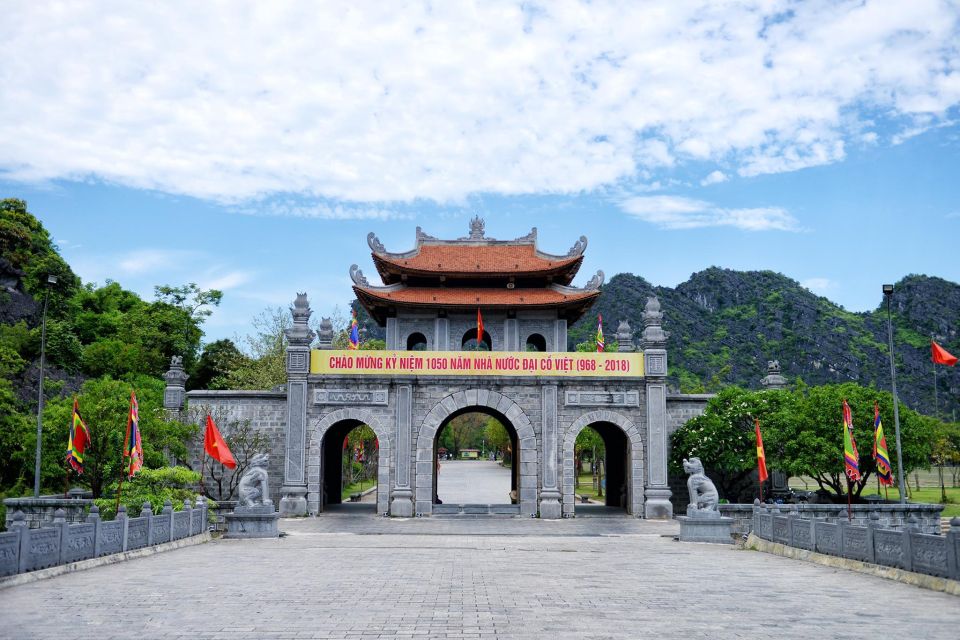 Ninh Binh: Hoa Lu, Mua Cave, and Trang An Tour and Boat Ride - Lunch in Ninh Binh: included buffet with one common complaint