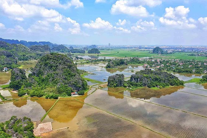 Ninh Binh in Spanish - Van Long Nature Reserve: a traditional boat ride with river caves