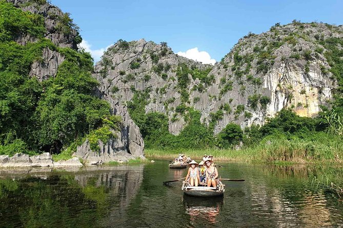 Ninh Binh in Spanish - Climbing Mua Cave for the Tam Coc viewpoint payoff