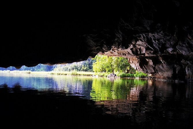 Ninh Binh Luxury Day Tour by Limousine- Small Group- All included - Tam Coc on a sampan: the best kind of slow