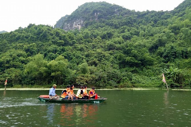 Ninh Binh Tour Hoa Lu Tam Coc Full Day: Biking,Boating,Tickets,Lunch, Limousine - Hoa Lu temples of the Dinh & Le dynasties: where the day’s context starts