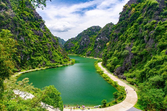 Ninh Ninh daily tour: Am Tien Cave- Mua Cave and Trang An boat ride - Hanoi to Ninh Binh: The Limousine Bus Ride You’ll Actually Appreciate