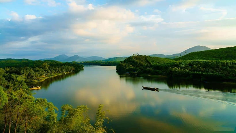 Official Hue: Dragon Boat, Imperial Citadel, & Market tour - Perfume River Dragon Boat: The 20-Minute Ride That Sets the Tone