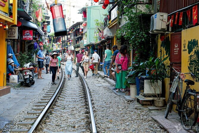 Old Quarter Food Tour in Hanoi - Stop 2 on Long Biên Bridge: bánh cuốn and cháo sườn sụn