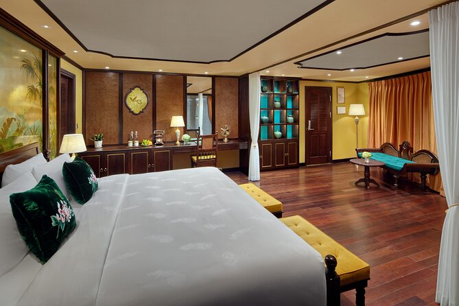 Overnight Indochine Premium Cruising Tour at HaLong (From Halong) - Fruit and vegetable carving with the head chef