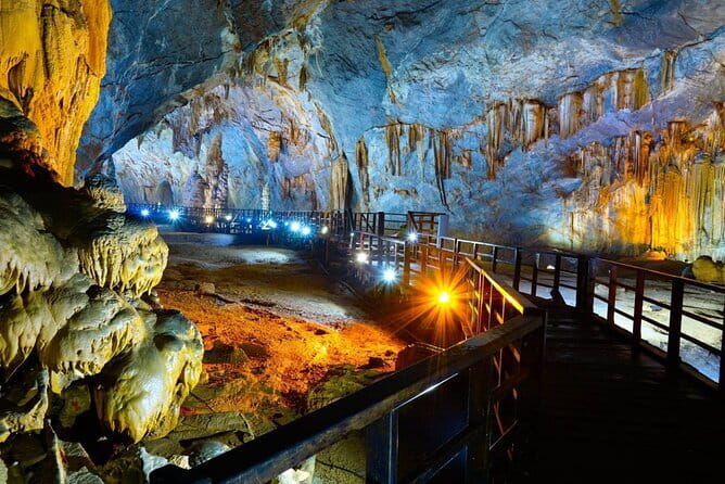 Paradise Cave & Dark Cave 1 Day - Deluxe Small Group - Lunch at Dark Cave restaurant: a real fuel stop, not a speed-bump