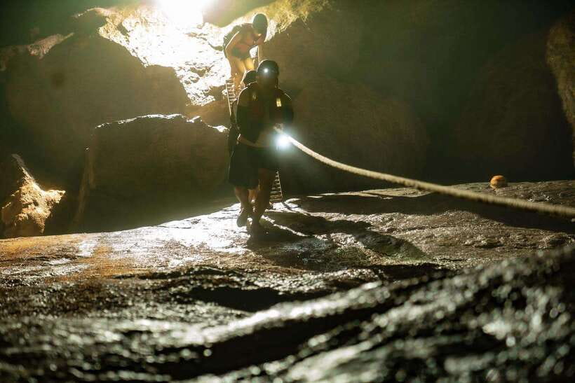 Phong Nha: Phong Nha Cave Expedition 4.5 km by Kayak - From Phong Nha Town to the Entrance: Pickup and a Real Kayak Setup