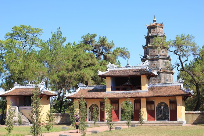 Picturesque Vietnam tour - Ho Chi Minh City big sights plus Cu Chi Tunnels early start