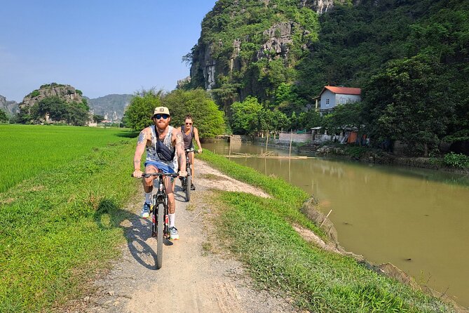 Private Boat and Biking Tour in Ninh Binh (Trang An - Hang Mua) - Bich Dong Pagoda: caves, cross-covered roofs, and mountain views