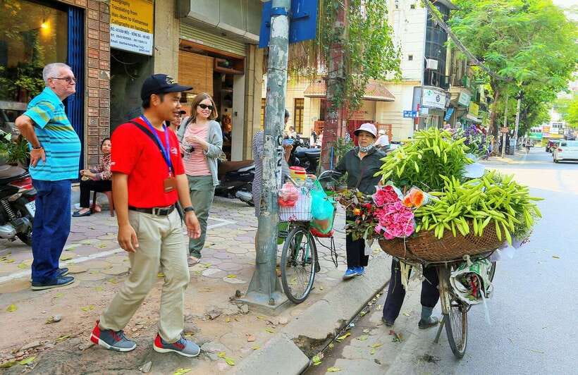 Private Hanoi: Crowd-free Morning Highlights - Lunch and tea included: getting fed without hunting