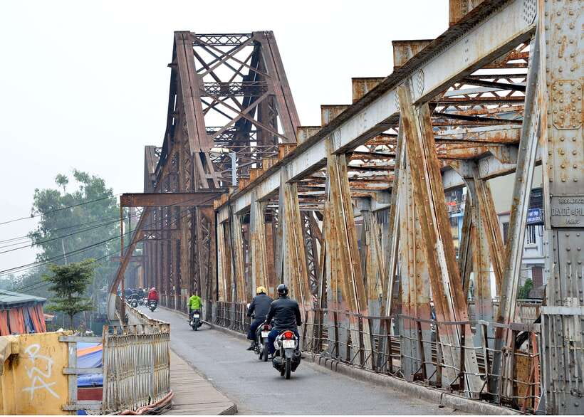 Private Hanoi Walking Tour with visit Train Street - Long Biên Bridge and the Red River: history you can see from the ground