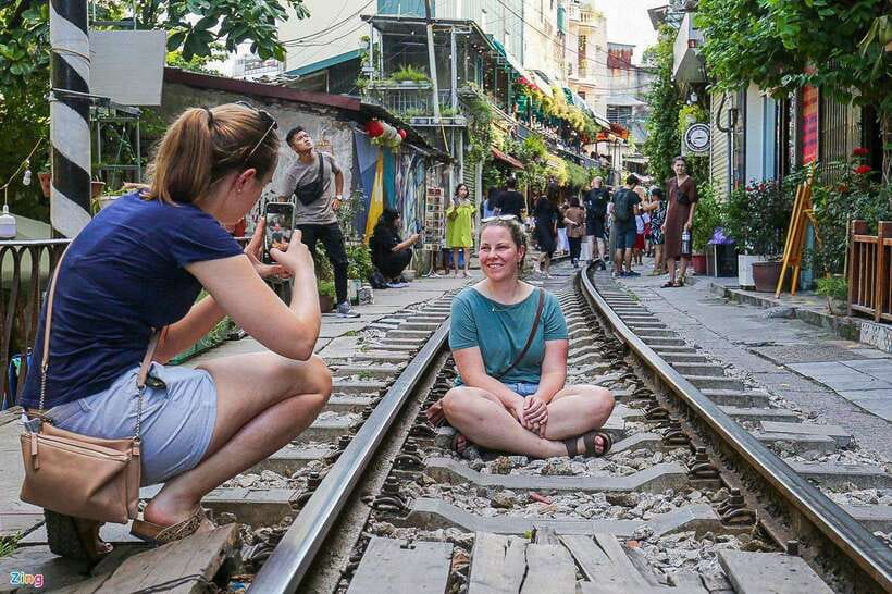 Private Hanoi Walking Tour with visit Train Street - Dong Xuân Market: shopping chaos with real everyday logic