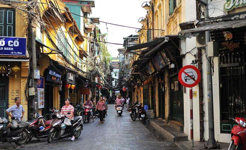 Private Hanoi Walking Tour with visit Train Street - Train Street in the heart of Hanoi: 30 minutes to work your photo plan