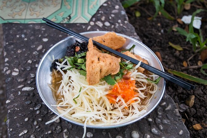 Private Street Food Tour by Motorbike in Ho Chi Minh City - The 4-hour route: from signature papaya salad to chè