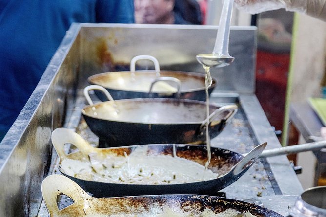 Private Street Food Tour by Scooter in Ho Chi Minh City - Stop 2: Nguyen Thien Thuat Apartment Buildings and everyday Saigon