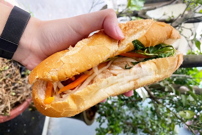 Private Street Food Tour by Scooter in Ho Chi Minh City - Stop 4: A Vietnamese local pub finish, with food and conversation